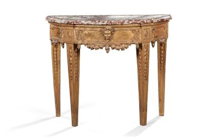 null Console demi-lune en bois doré mouluré, la ceinture à décor sculpté d'une tête...