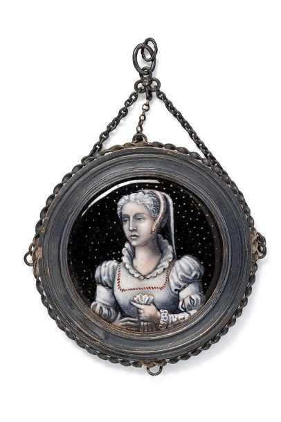LIMOGES Médaillon en cuivre émaillé polychrome représentant un portrait de femme....