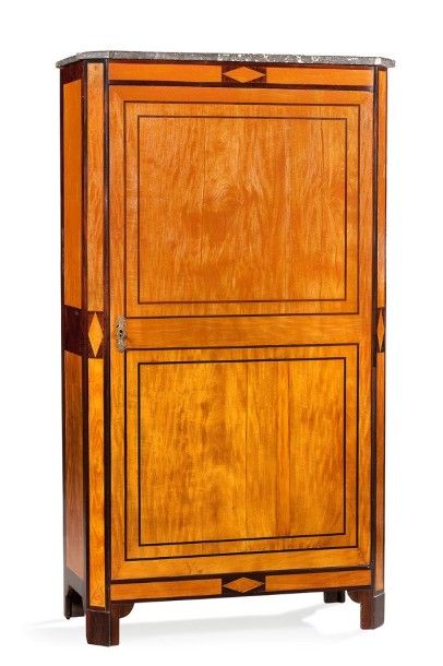 null Armoire droite en placage de bois clair et filet de bois foncé à décor géométrique....