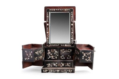 CHINE Cabinet formant boîte à bijoux en bois foncé et incrustation de nacre à décor...