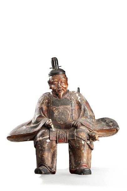 JAPON Sujet en bois et carton bouilli polychrome représentant un dignitaire assis...