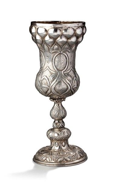 null Vase haut sur pied en argent sculpté à décor de motifs stylisés Poinçon Minerve...