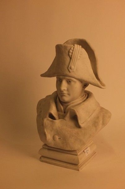 null « L'Empereur Napoléon coiffé de son chapeau » en buste. Biscuit de Sèvres.
H:...