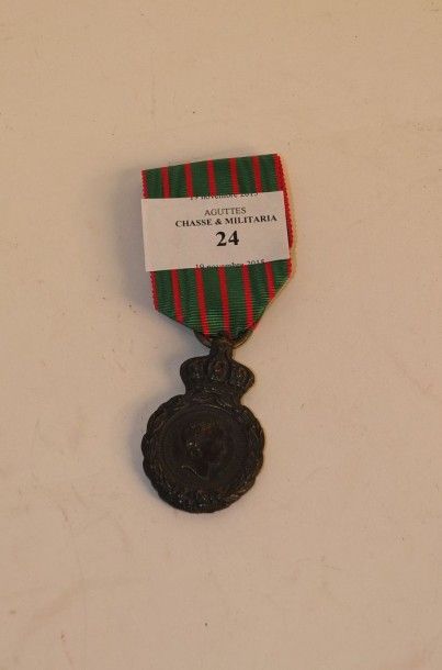 null ORDRES DE CHEVALERIE, DÉCORATIONS 
France Médaille de Sainte Hélène.
Bronze,...