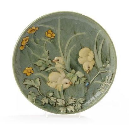 Edmond Lachenal (1855-1930) Assiette circulaire en faïence émaillée verte à décor...