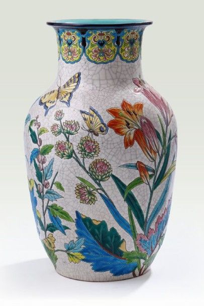 Manufacture de LONGWY Vase de forme balustre en faïence émaillée craquelée blanche...