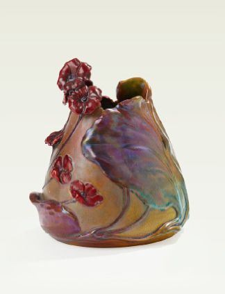 MANUFACTURE DE ZSOLNAY Vase à corps conique et col resserré polylobé en céramique...