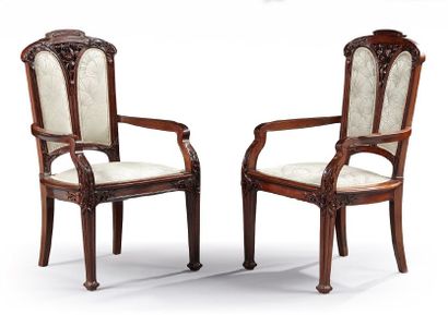 TAVAIL FRANÇAIS 1900 Paire de fauteuils en acajou richement sculpté de motifs floraux...