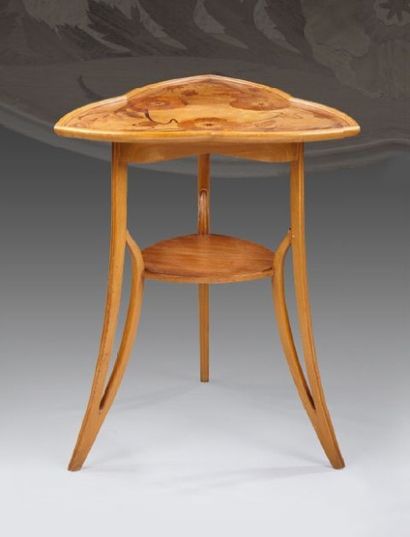 Louis MAJORELLE (1859-1926) Table d'appoint en hêtre et placage de bois exotique...