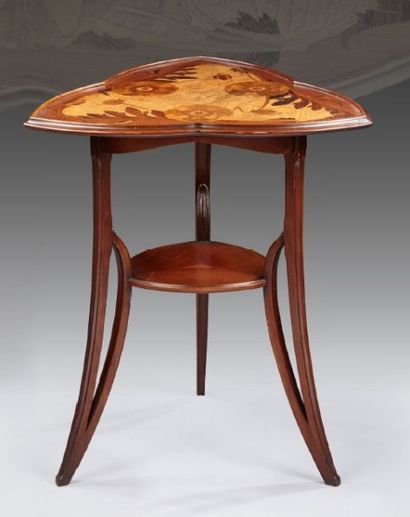 Louis MAJORELLE (1859-1926) Table d'appoint en acajou et placage de bois exotique...