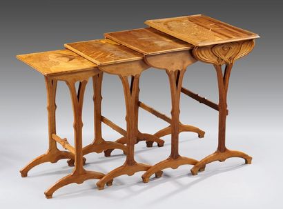 Émile GALLÉ (1846-1904) Suite de quatre tables gigognes en hêtre sculpté et rainuré...