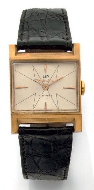 LIP vers 1960 
Modèle homme rectangle en plaqué or. Cadran argenté, index épis, aiguilles...