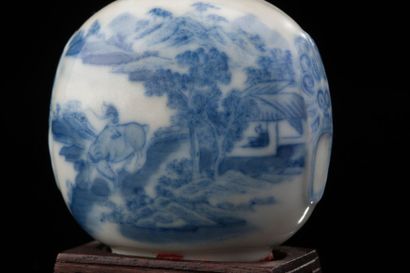 CHINE Flacon tabatière à priser en porcelaine décorée en bleu sous couverte de personnages...