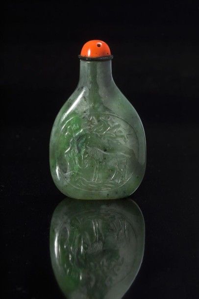 CHINE Flacon tabatière à priser en jade sculpté vert, à motif de chevaux sur chaque...