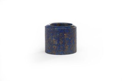 CHINE Bague d'archer en lapis lazuli gravé dans un registre étroit d'une inscription...