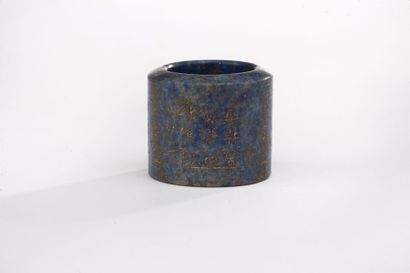 CHINE Bague d'archer en lapis lazuli gravé dans un registre étroit d'une inscription...