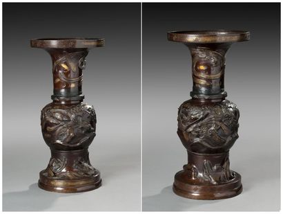 CHINE Paire de vases en bronze à décor en relief d'oiseaux branchés, paons, grues...