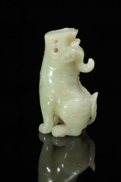 CHINE Belle figurine en jade vert clair représentant un chien de fô assis à crinière,...