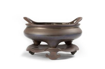 CHINE Brûle-parfum tripode de forme circulaire en bronze reposant sur un socle formé...