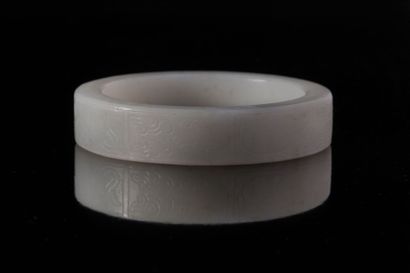 CHINE Bracelet en jade blanc sculpté de motifs archaïques. 
Epoque moderne
Diam:...