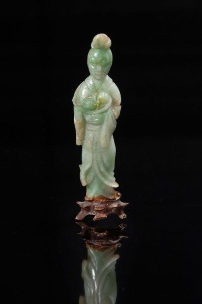 CHINE Figurine en jade vert sculpté représentant la déesse Guanhin debout tenant...