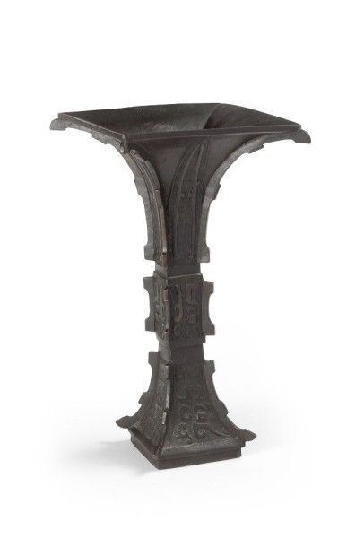 CHINE Vase quadrangulaire cornet en bronze à patine brune à motifs dans le style...