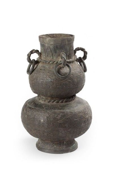 CHINE Vase double gourde en bronze à patine vert brun à l'antique décoré en léger...