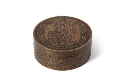 CHINE Boîte circulaire couverte en bronze patiné avec inscriptions poétiques sur...