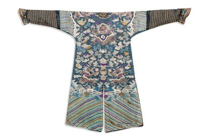 CHINE Robe de cour en soie tissée à fond bleu, décorée de huit dragons à quatre griffes,...
