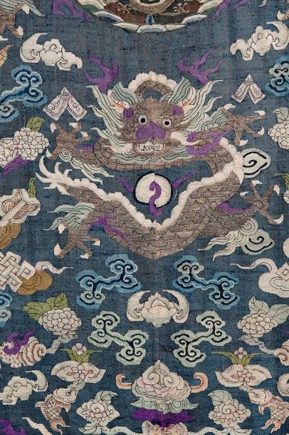 CHINE Robe de cour en soie tissée à fond bleu, décorée de huit dragons à quatre griffes,...