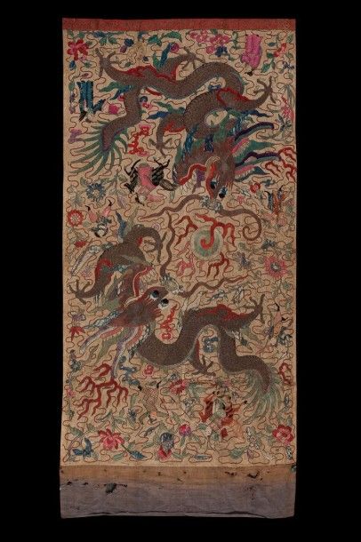 CHINE Panneau de soie brodée à décor de deux dragons à quatre griffes en fil d'argent...