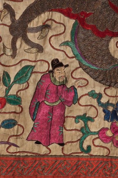 CHINE Panneau de soie brodée à décor de deux dragons à quatre griffes en fil d'argent...