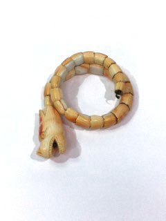 CHINE Bracelet en bec de Calao représentant un dragon avec ses écailles articulées.
2ème...