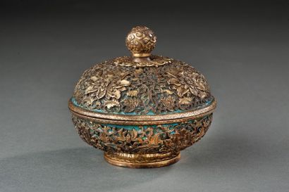 CHINE Bol circulaire couvert en bronze ciselé et doré à motifs de fleurs de lotus...