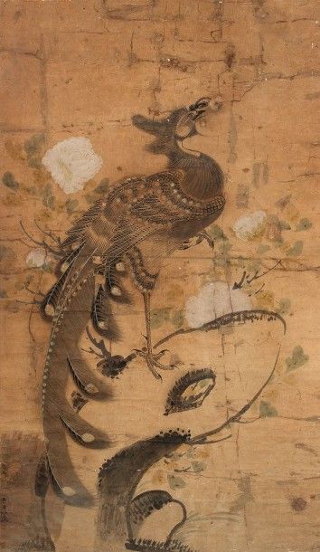CHINE Peinture sur soie représentant un phénix sur un rocher percé entouré de chrysanthèmes
Porte...