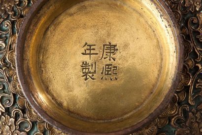 CHINE Bol circulaire couvert en bronze ciselé et doré à motifs de fleurs de lotus...