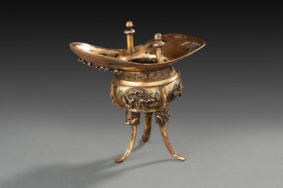 CHINE Coupe en bronze doré tripode à l'imitation de la vaisselle archaïque décorée...