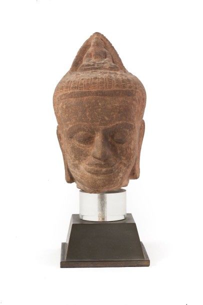 ASIE DU SUD EST Tête de Bouddha en grès sculpté.
H: 16cm
Socle en altu et bronze