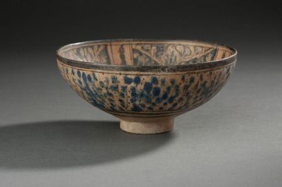 IRAN Coupe en céramique siliceuse décorée en bleu de feuillages stylisés 
Kashan?...