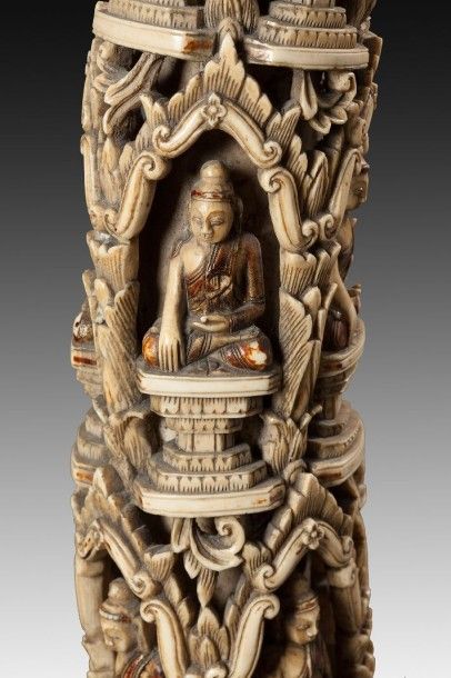 BIRMANIE Défense ornementale en ivoire sculptée de 28 bouddha assis dans des niches...