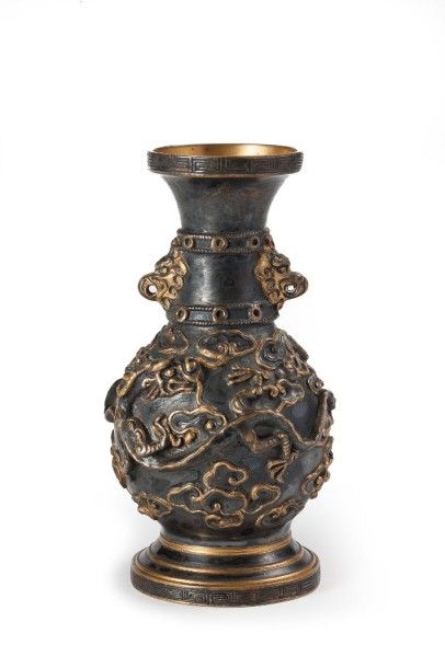CHINE Petit vase de forme balustre en bronze à patine brune et or décoré en léger...