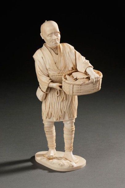 JAPON Grand Okimono en ivoire sculpté représentant un pécheur tenant un panier d'osier...