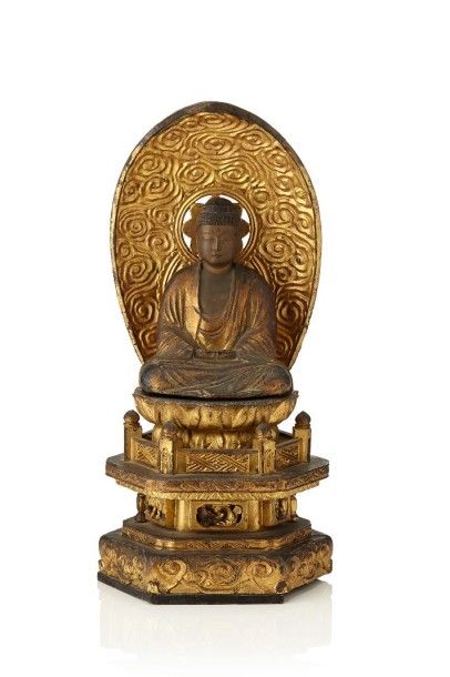 JAPON Statue d'Amida en bois laqué noir et doré assis sur son piédestal devant une...