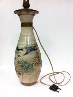 JAPON- (SATSUMA) Vase de forme cornet en céramique décoré d'oies sauvages en vol...