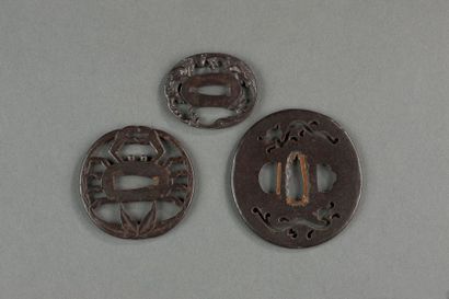 JAPON Lot de 3 tsuba ajourées en fer. Tsuba de katana décorée de 2 dragon en ajour...