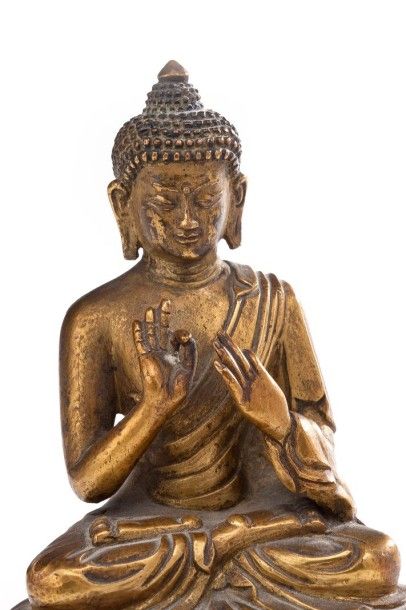 CHINE Figurine en bronze dorée, représentant Bouddha assis en position lotiforme...