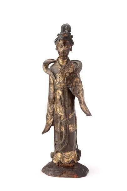 CHINE Belle et rare figurine représentant la déesse Guanyin debout en bronze à patine...