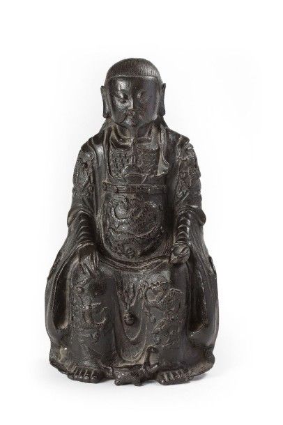 CHINE Belle figurine en bronze à patine brune représentant le Dieu Guandi assis sur...