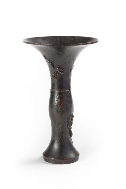 CHINE Vase cornet en bronze à patine brune décoré en leger relief de loirs et de...