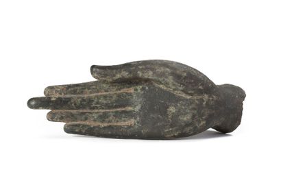 THAÏLANDE Main de bouddha en bronze à patine verte à l'antique. 
L: 29 cm
